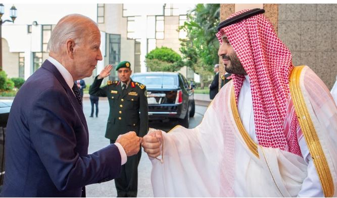 Joe Biden llegó a Arabia Saudita en un histórico vuelo directo desde Israel y se reunió con el príncipe Mohamed bin Salman