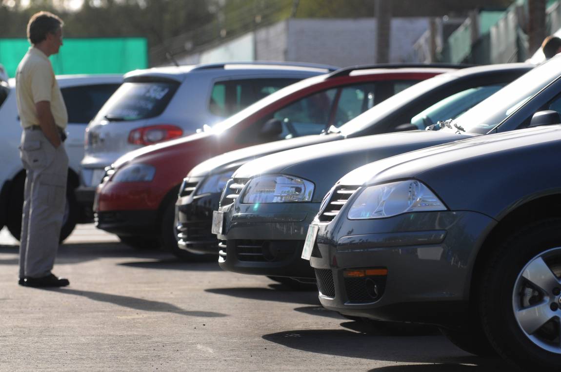 Fiscalía investiga 13 negocios de venta de automóviles por presunto lavado de dinero
