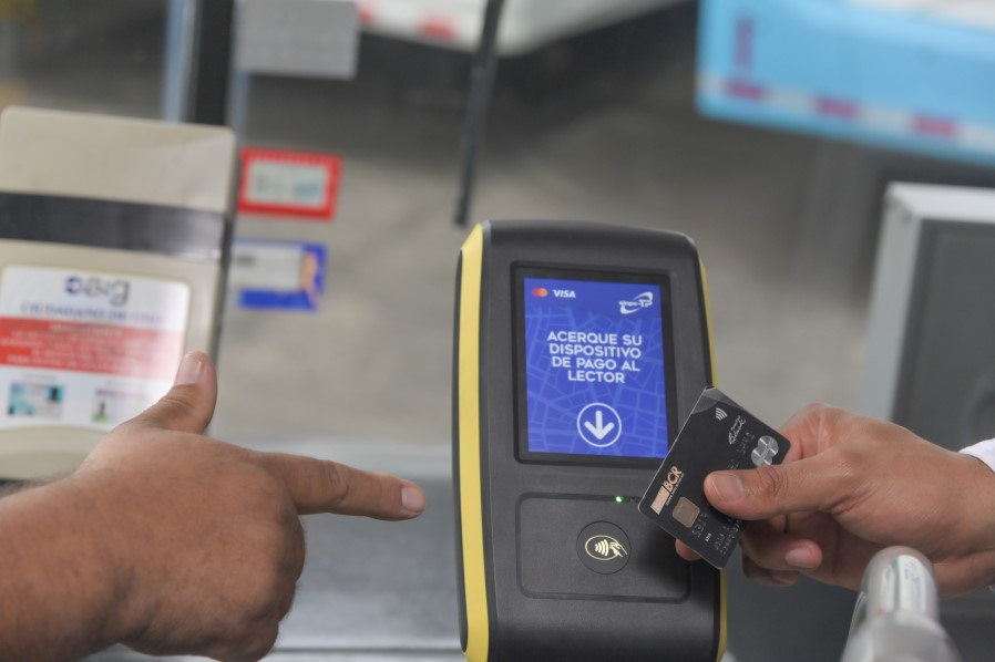 Usuarios ya pueden hacer pagos electrónicos en 73 autobuses de San José, Heredia y Grecia