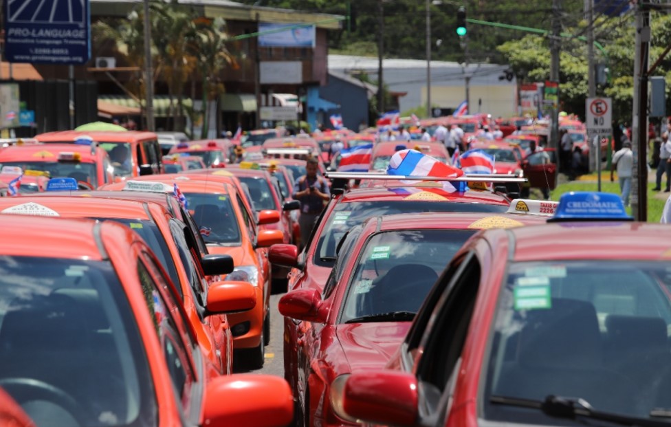 Taxistas pedirán congelar aumento de ¢60 en tarifa inicial: Sector asegura vivir una ‘calamidad’