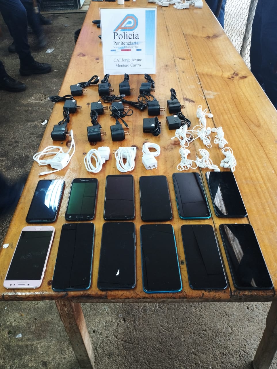 Policía Penitenciaria decomisó 35 celulares a dos reos en La Reforma