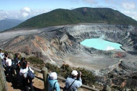 Turistas que visiten Volcán Irazú y Poás podrán disfrutar de tienda, cafetería y estacionamiento