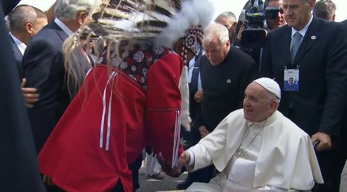 El papa Francisco se reúne en Canadá con sobrevivientes indígenas de una escuela de asimilación cultural de la Iglesia