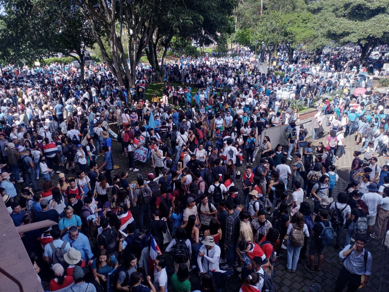 Estudiantes de universidades públicas caminan hacia Casa Presidencial en protesta contra intención de recortar el FEES
