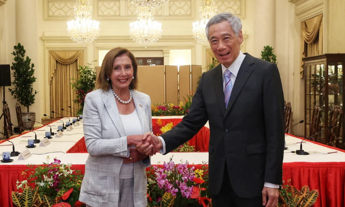 Nancy Pelosi inició su gira en Asia hablando de Taiwán con el líder de Singapur