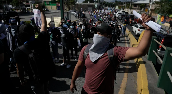 Continúan las protestas en Guatemala contra la inflación, la desigualdad y la corrupción en el gobierno de Alejandro Giammattei