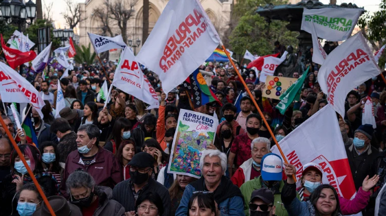 Chile: partidarios y detractores de una nueva Constitución se enfrentaron en medio de una jornada de movilizaciones