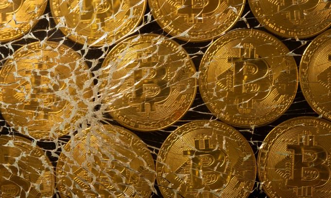 Bitcoin vuelve a las bajas: perdió más de 6% en una hora en la apertura del viernes