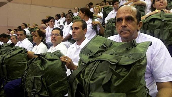 La dictadura cubana envía a México militares en lugar de médicos por temor a las deserciones