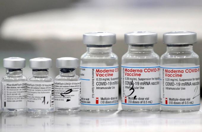 EEUU autorizó las vacunas de Pfizer y Moderna contra el coronavirus actualizadas para las variantes Omicron más recientes