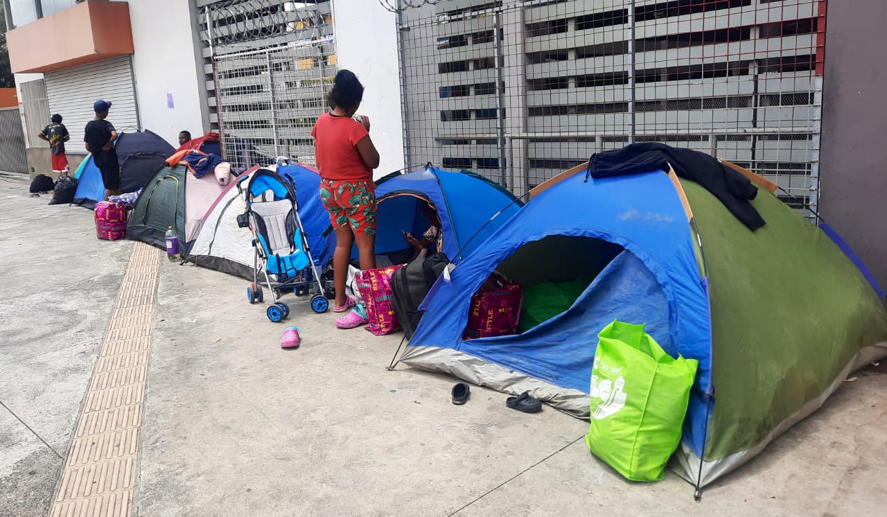 Grupos de hasta 100 migrantes venezolanos acampan en San José ante dificultades para llegar a EEUU