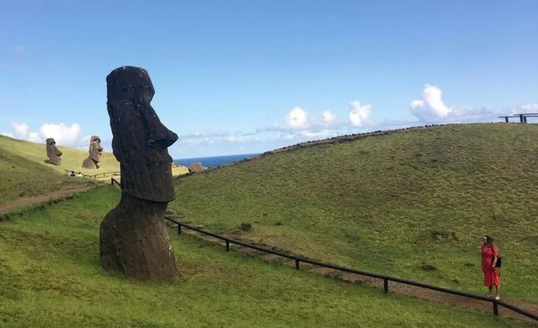 La isla de Pascua vuelve a abrir al turismo tras dos años asfixiada por el COVID-19