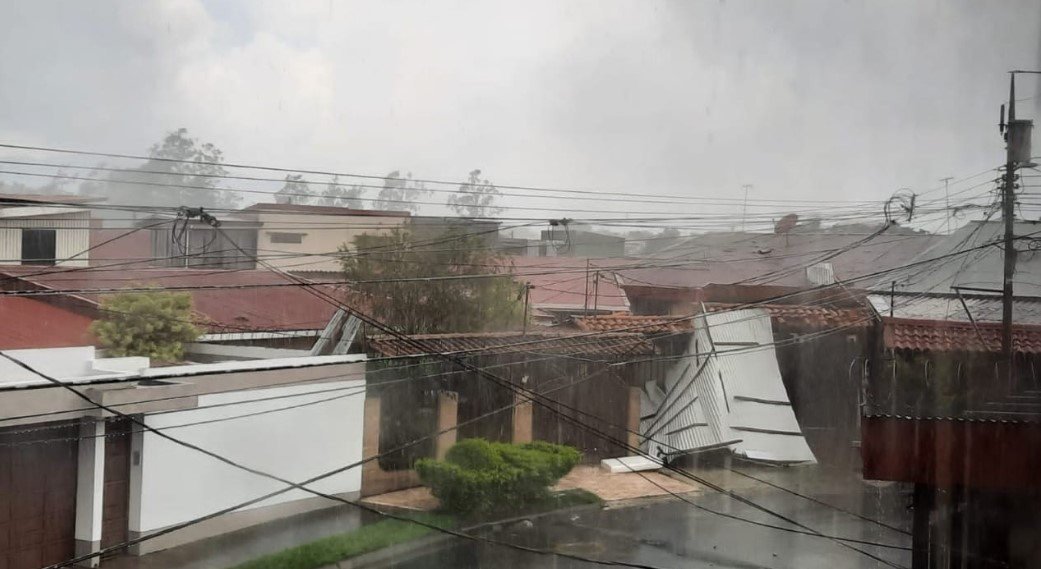 Torbellino provocó desprendimiento de techos en Cartago: Es el tercero que se presenta en la zona durante este mes