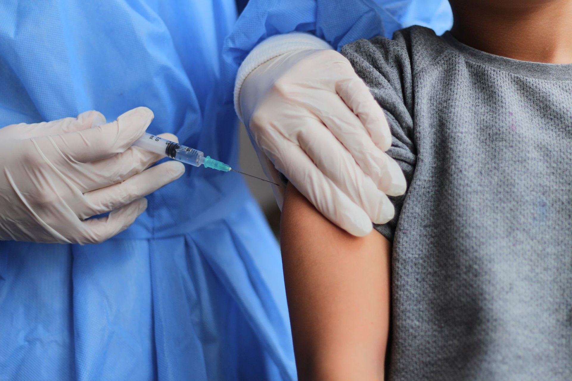 Gobierno firma decreto para eliminar vacunación obligatoria contra Covid-19 en personas mayores de edad