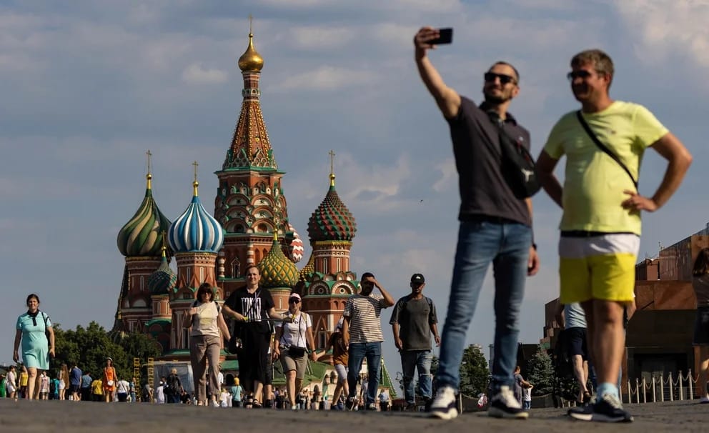 Más sanciones por la invasión a Ucrania: Polonia evalúa suspender los visados de turistas para los ciudadanos rusos