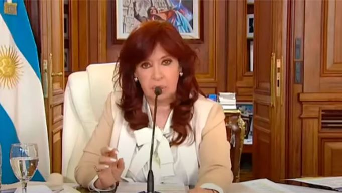 Cristina Kirchner respondió al pedido de condena en su contra con fuertes acusaciones a los fiscales y a la oposición
