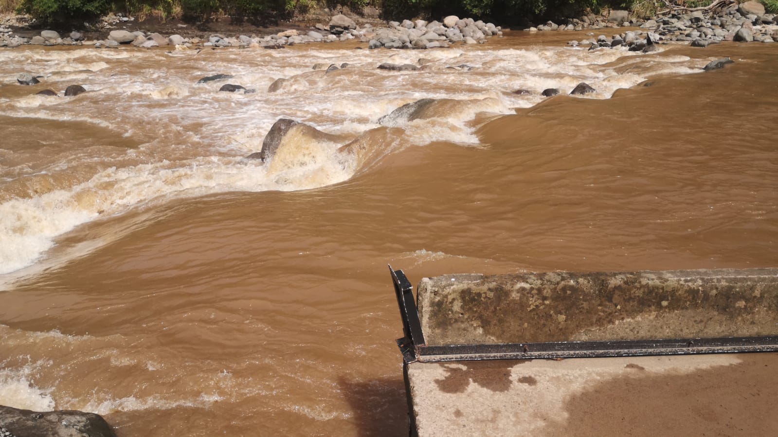 67 mil puntarenenses se mantienen sin agua luego de que río Barranca socavara el dique