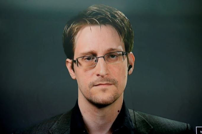 Vladimir Putin le otorgó la ciudadanía rusa a Edward Snowden, el hombre que filtró secretos de seguridad de EEUU