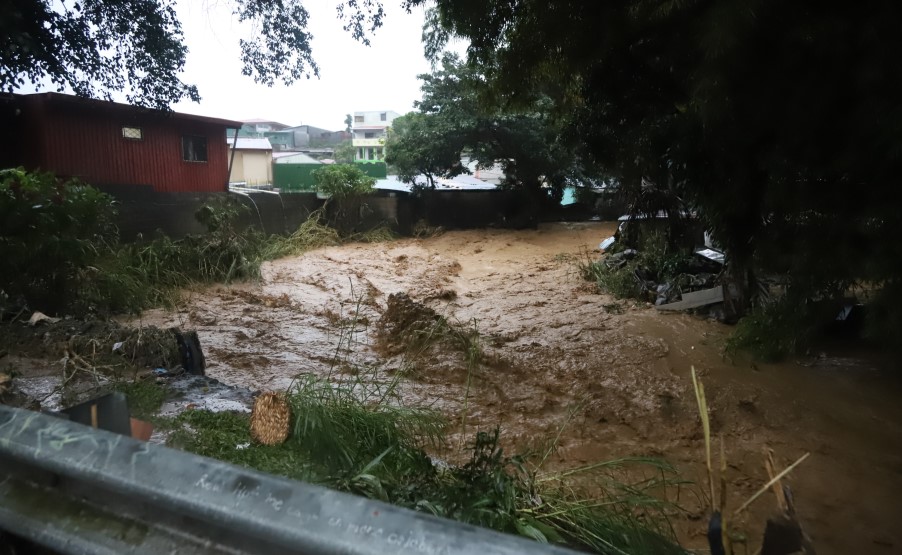 CNE reporta más de 200 personas que se mantienen en albergues debido a condiciones lluviosas