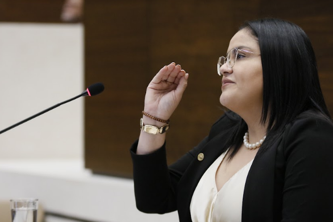 Ministra Joselyn Chacón justifica decisiones sobre vacunación y manejo de pandemia: Oposición cuestionó criterios en Salud