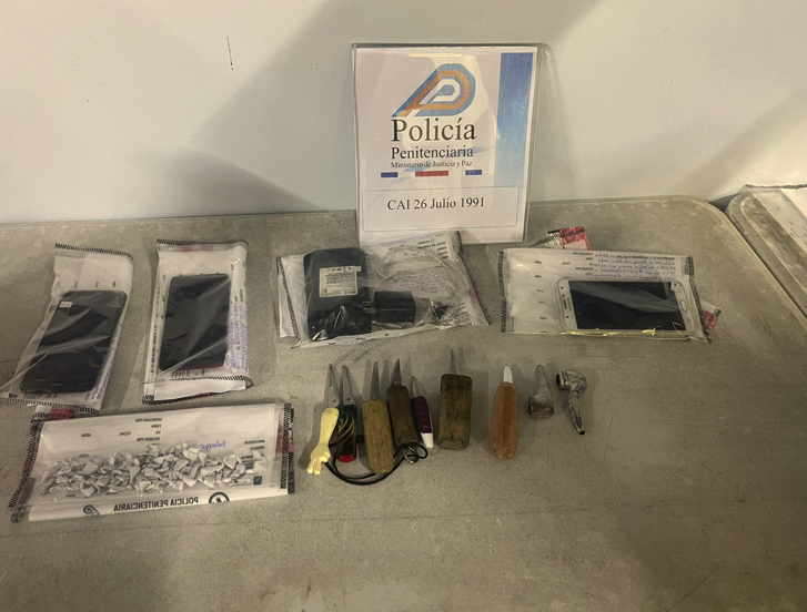 Policía decomisa 15 armas blancas a privado de libertad en cárcel de Puntarenas y reo es detenido en Alajuela tras fugarse de La Reforma