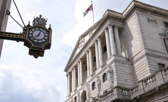 El Banco de Inglaterra evaluará una respuesta “significativa” ante la caída de la libra esterlina