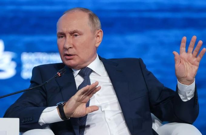 Decenas de diputados municipales rusos apoyaron el pedido de renuncia a Vladimir Putin: lo acusan de traición