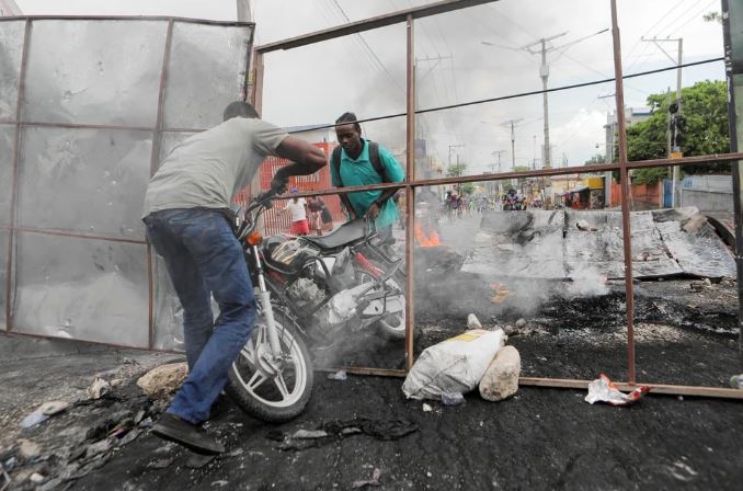 Violentas protestas en Haití por la delincuencia descontrolada y el alza del precio del combustible ordenada por el Gobierno