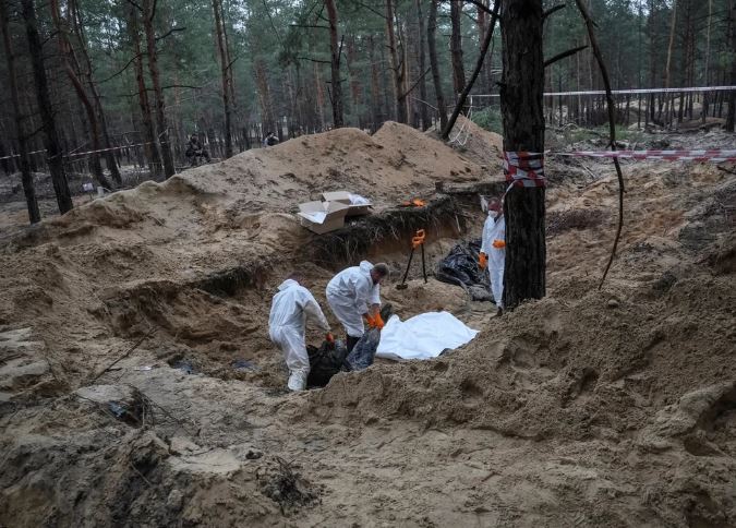 Ucrania denunció que casi todos los cuerpos exhumados en Izium muestran señales de muerte violenta