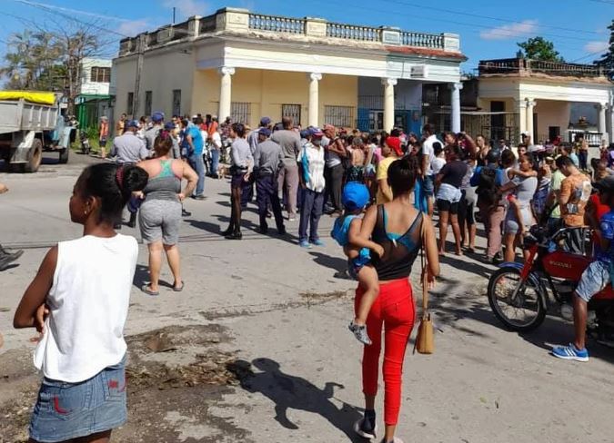 Siguen las protestas en Cuba por los apagones que llevan días sin solución: buena parte del país no tiene luz, agua o internet