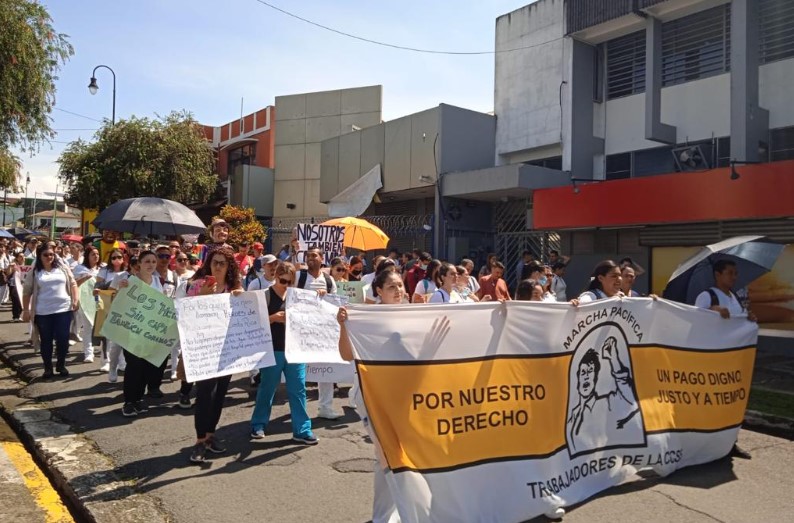 Personal interino de la CCSS realizó manifestación por atrasos en el pago de salarios
