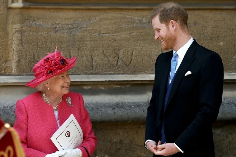 El príncipe Harry rindió homenaje a Isabel II y prometió honrar el reinado de su padre, Carlos III