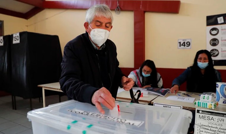 Plebiscito constitucional en Chile: comenzaron a cerrar las mesas de votación y se inicia el escrutinio