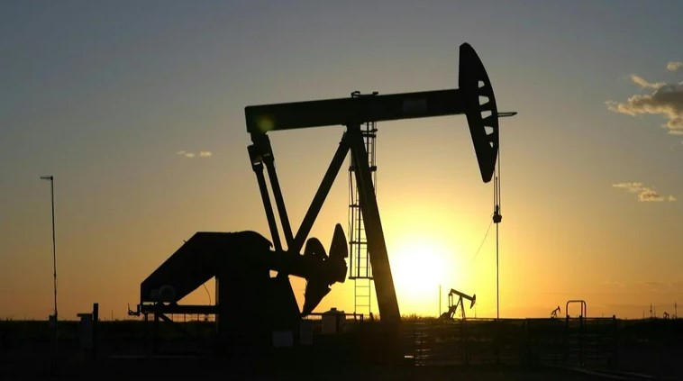 El precio del barril de petroleo cayó a menos de 84 dólares por primera vez desde la invasión rusa a Ucrania