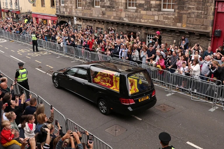 El féretro de la reina Isabel II llegó al Palacio de Holyroodhouse en Edimburgo