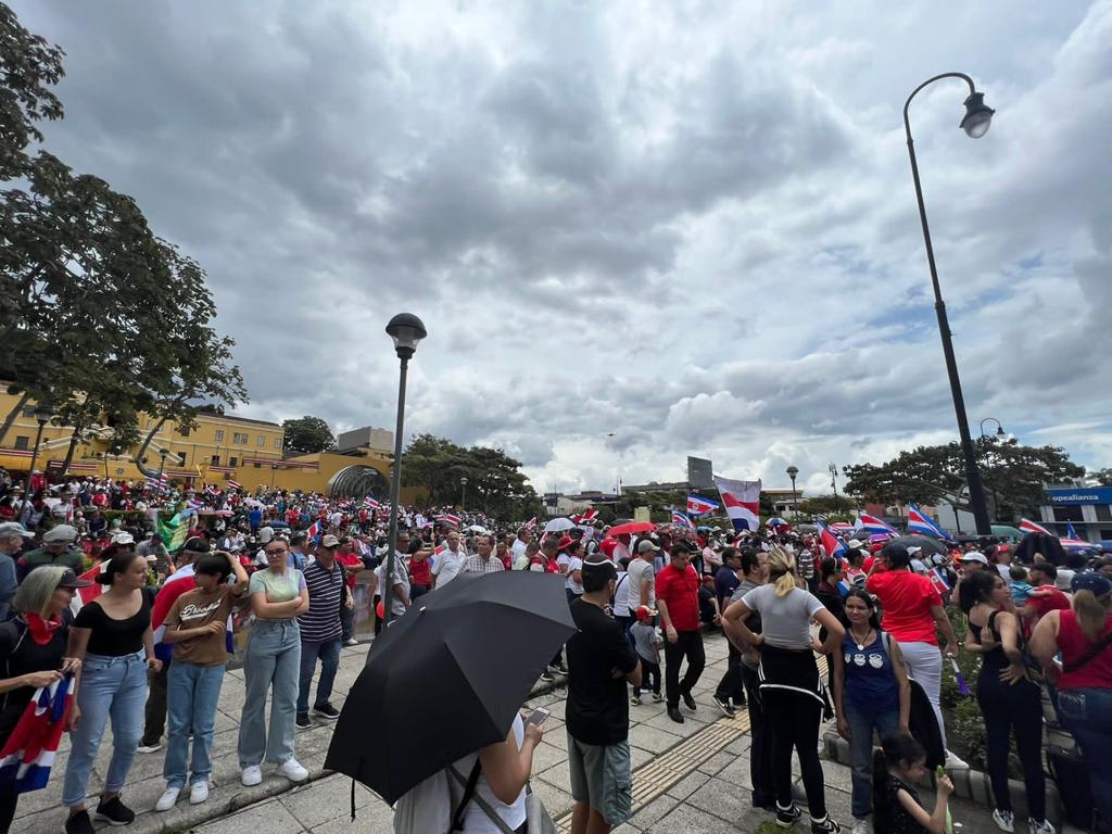 Grupo de ciudadanos se manifiesta a favor del presidente Rodrigo Chaves en la Plaza de la Democracia