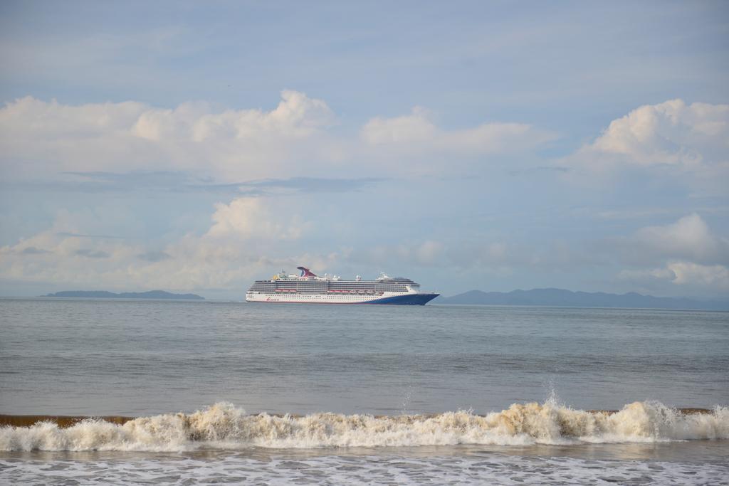 Inicia temporada de cruceros en Puntarenas: Comerciantes piden a operadores que turistas pasen tiempo en el cantón