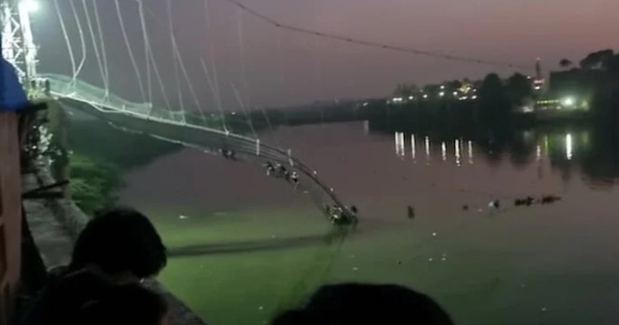 Colapsó un puente colgante en India cuando cientos de personas lo atravesaban: el menos 40 muertos