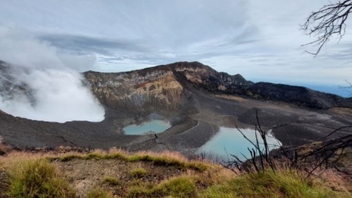 Volcán Turrialba cerrado de forma indefinida por conflicto en acceso a Parque Nacional