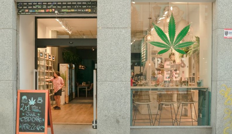 Plan del gobierno permitiría consumo de cannabis en comidas o bebidas que venden cafeterías