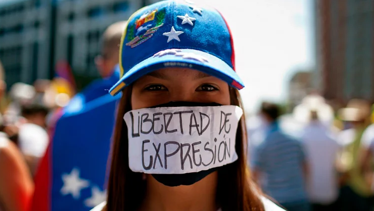 Otro golpe a la libertad de expresión en Venezuela: Nicolás Maduro cerró 34 estaciones de radio en los últimos meses