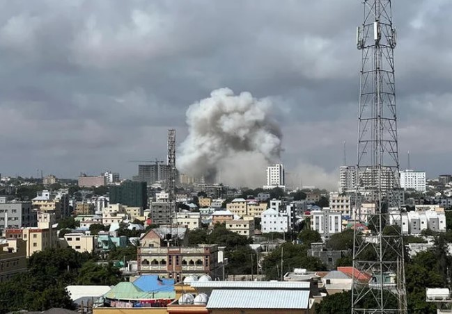 Al menos 100 muertos por un doble atentado con coches bomba en Somalia