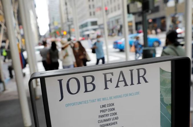 Estados Unidos sumó 263.000 puestos de trabajo en setiembre y la tasa de desempleo volvió al nivel previo a la pandemia