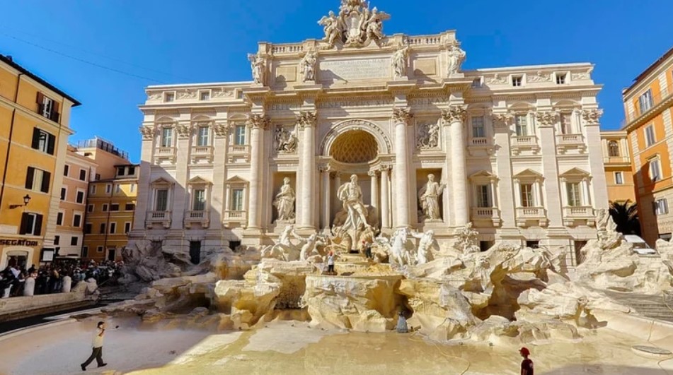 Vaciaron la Fontana di Trevi para limpiarla y recoger las monedas que arrojan los turistas: ¿Qué harán con el dinero?