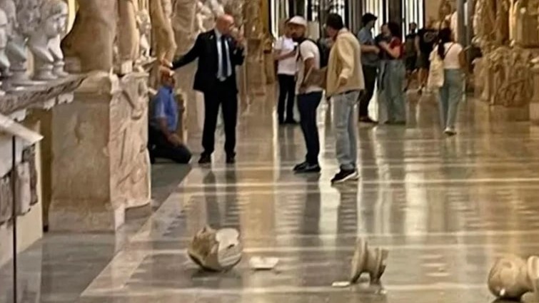 Un turista destrozó dos esculturas de los Museos Vaticanos porque no pudo ver al Papa