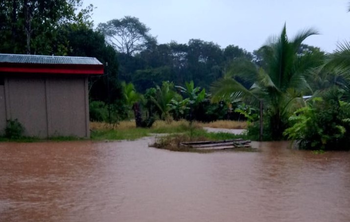 Fuertes lluvias provocaron inundaciones en Quepos, Parrita y Garabito