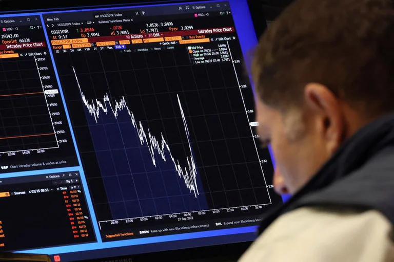 Tras el rebote del jueves, Wall Street volvió a caer y cerró en rojo una semana turbulenta