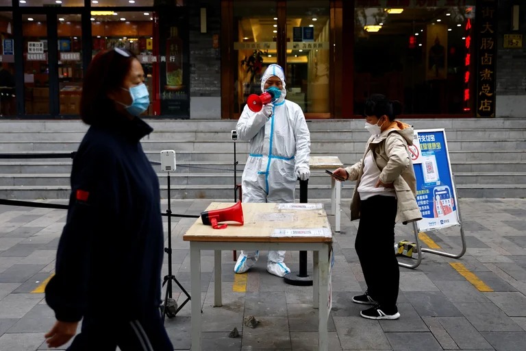 China ordenó confinamiento y pruebas masivas de coronavirus para más de un millón de personas en Shanghai