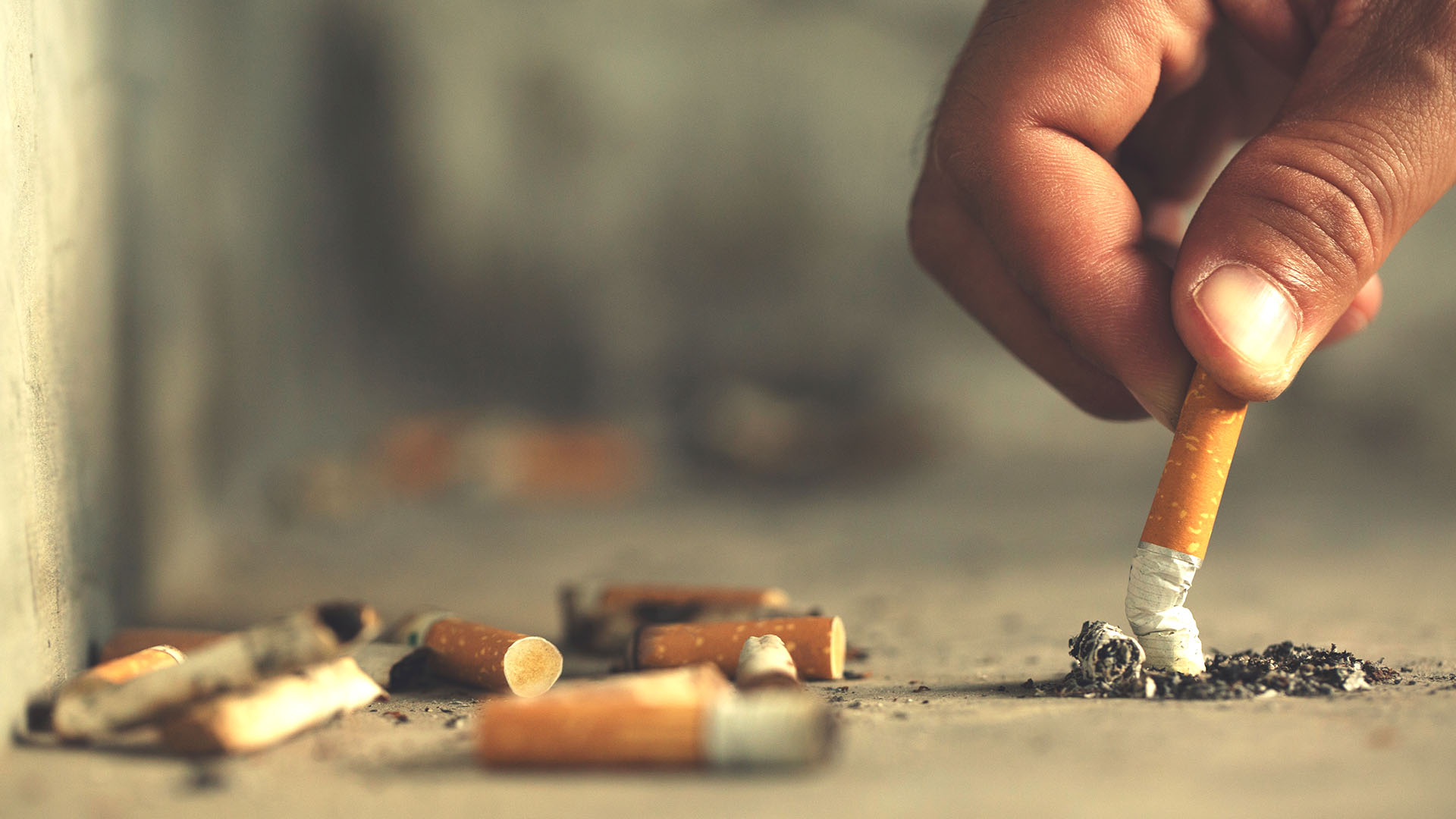 Reforma prohibiría fumado en playas, ríos o quebradas para reducir contaminación por colillas de cigarro