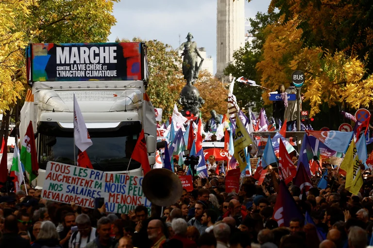 Miles de personas protestaron en Francia contra la inflación y la falta de acción contra el cambio climático
